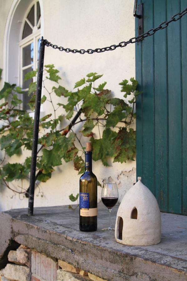 Bio-Weingut, Gaestehaus Und Kraeuterhof Flomborn Экстерьер фото